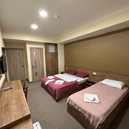 5 Rooms Near 300 Aragveli Metro Station Tbilisi Bagian luar foto