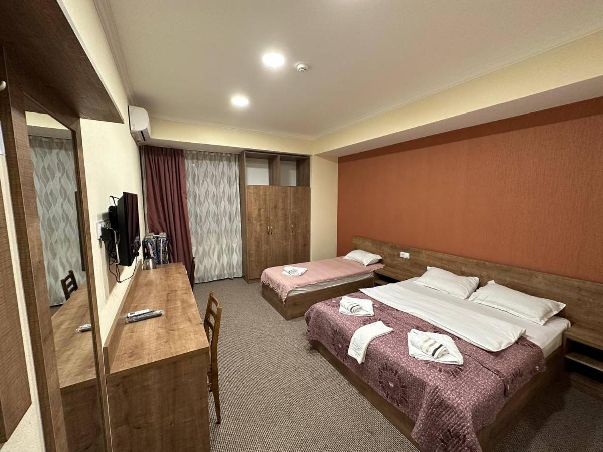 5 Rooms Near 300 Aragveli Metro Station Tbilisi Bagian luar foto