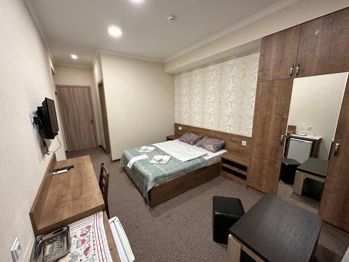 5 Rooms Near 300 Aragveli Metro Station Tbilisi Bagian luar foto