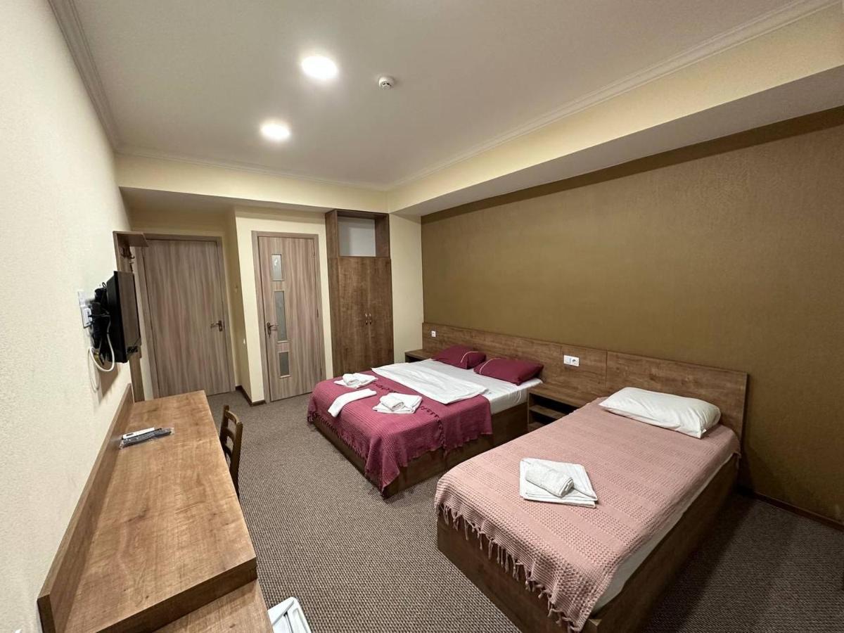 5 Rooms Near 300 Aragveli Metro Station Tbilisi Bagian luar foto