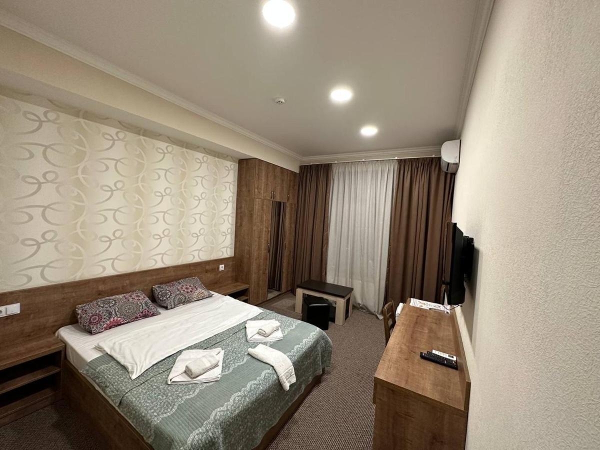 5 Rooms Near 300 Aragveli Metro Station Tbilisi Bagian luar foto