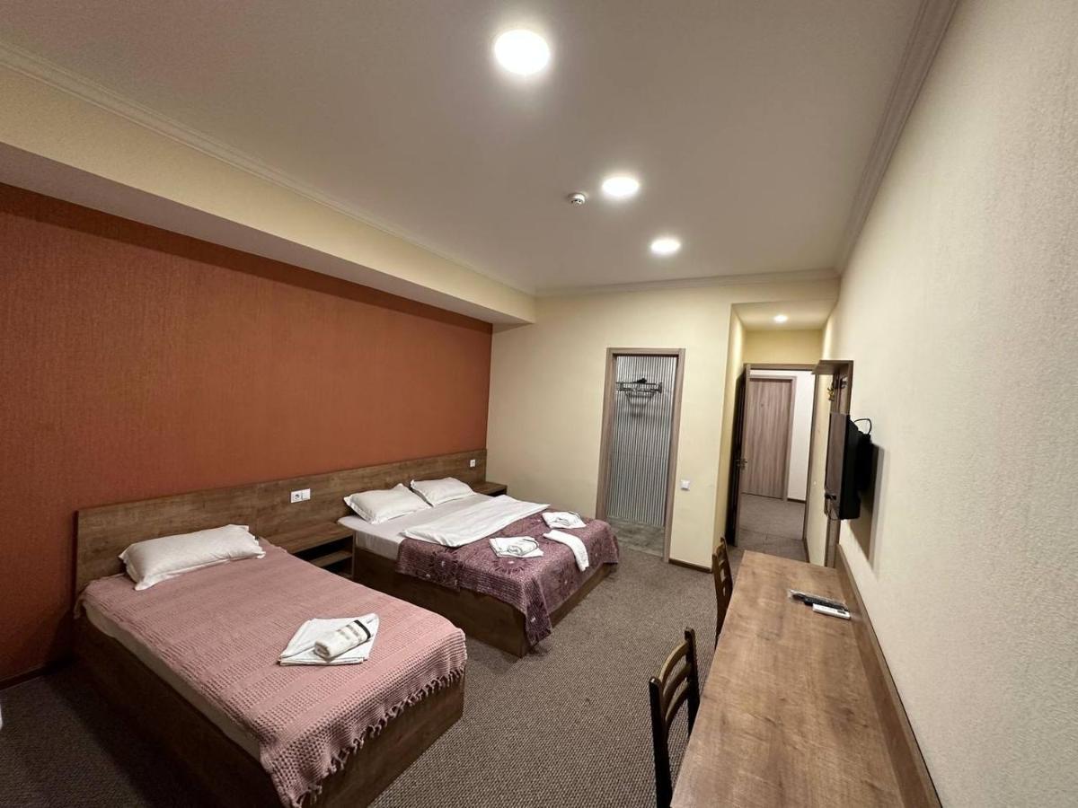 5 Rooms Near 300 Aragveli Metro Station Tbilisi Bagian luar foto