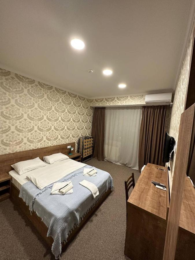 5 Rooms Near 300 Aragveli Metro Station Tbilisi Bagian luar foto