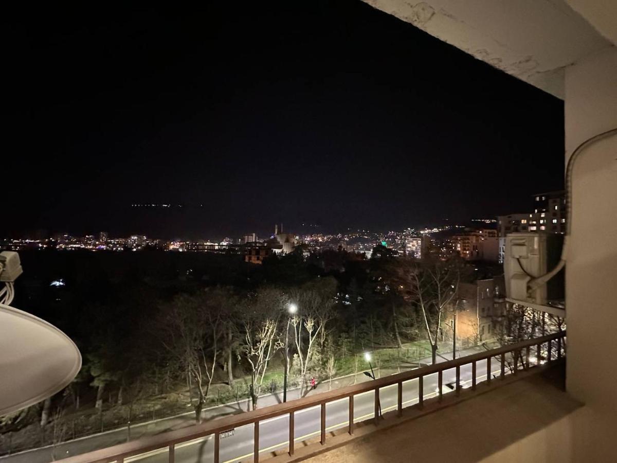 5 Rooms Near 300 Aragveli Metro Station Tbilisi Bagian luar foto