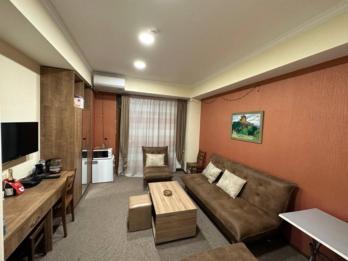 5 Rooms Near 300 Aragveli Metro Station Tbilisi Bagian luar foto