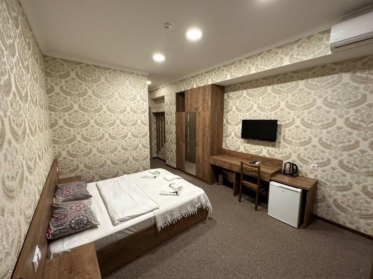 5 Rooms Near 300 Aragveli Metro Station Tbilisi Bagian luar foto