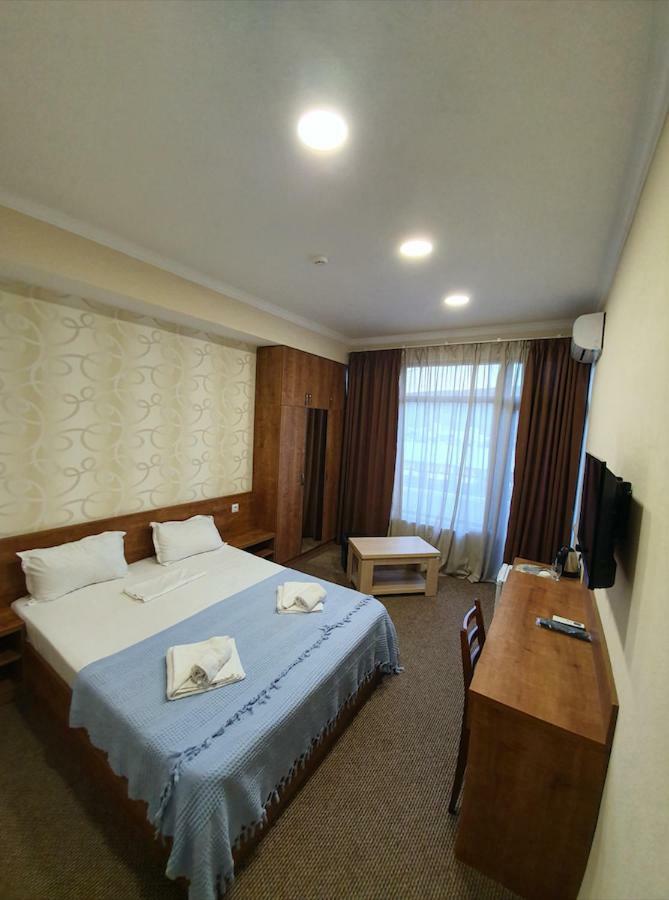 5 Rooms Near 300 Aragveli Metro Station Tbilisi Bagian luar foto