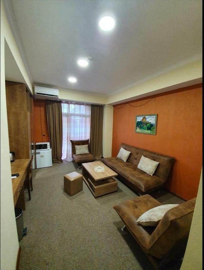 5 Rooms Near 300 Aragveli Metro Station Tbilisi Bagian luar foto