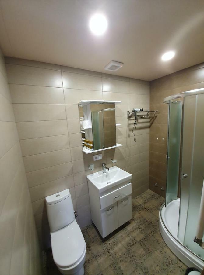 5 Rooms Near 300 Aragveli Metro Station Tbilisi Bagian luar foto