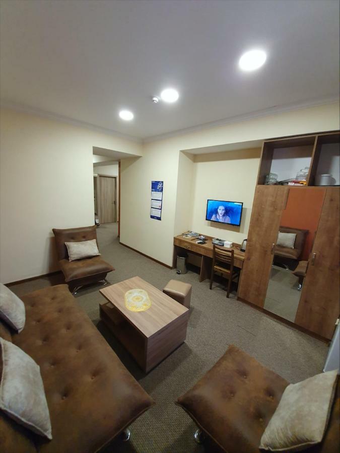 5 Rooms Near 300 Aragveli Metro Station Tbilisi Bagian luar foto