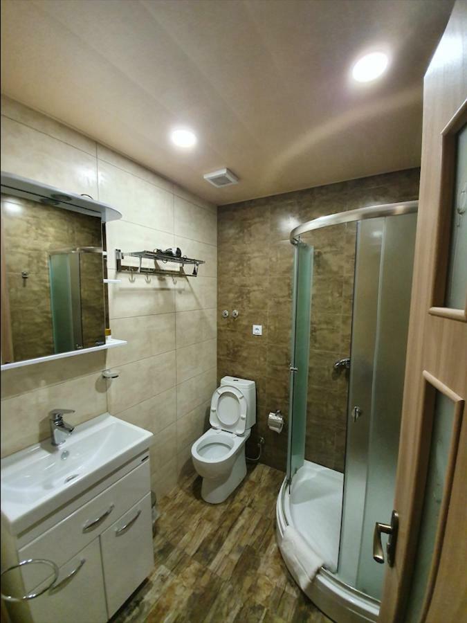 5 Rooms Near 300 Aragveli Metro Station Tbilisi Bagian luar foto