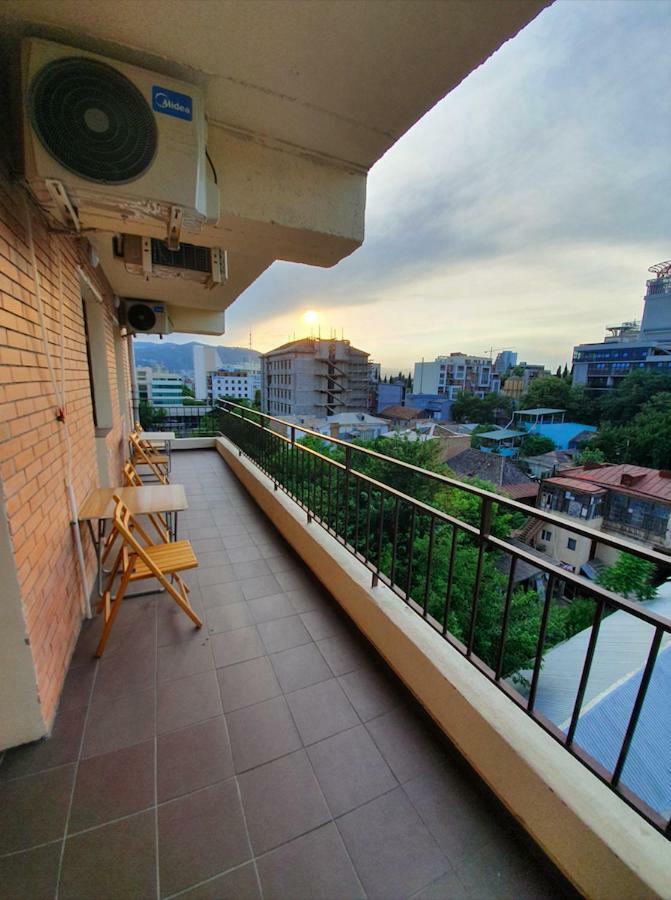 5 Rooms Near 300 Aragveli Metro Station Tbilisi Bagian luar foto