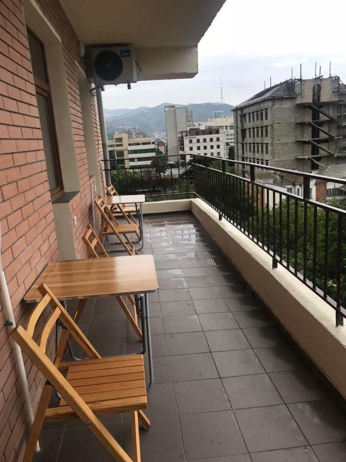 5 Rooms Near 300 Aragveli Metro Station Tbilisi Bagian luar foto