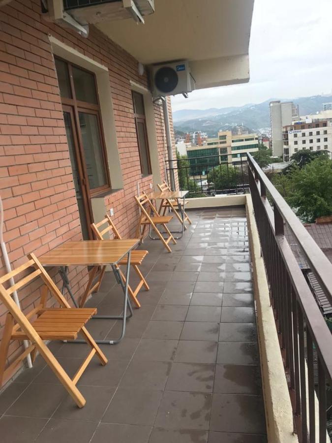 5 Rooms Near 300 Aragveli Metro Station Tbilisi Bagian luar foto